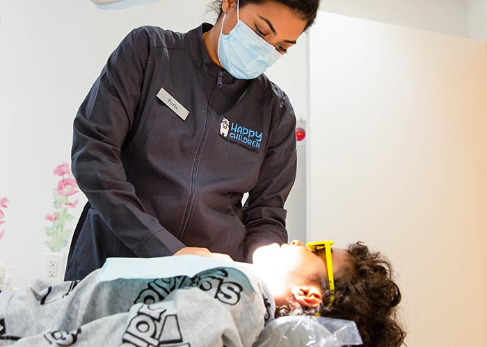 Asistant with patient